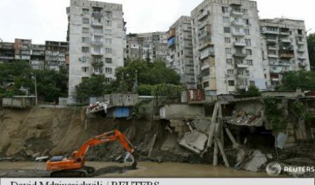 Cel puţin 18 persoane au murit în inundaţiile devastatoare produse duminică în capitala georgiană, Tbilisi. Foto: reuters.com