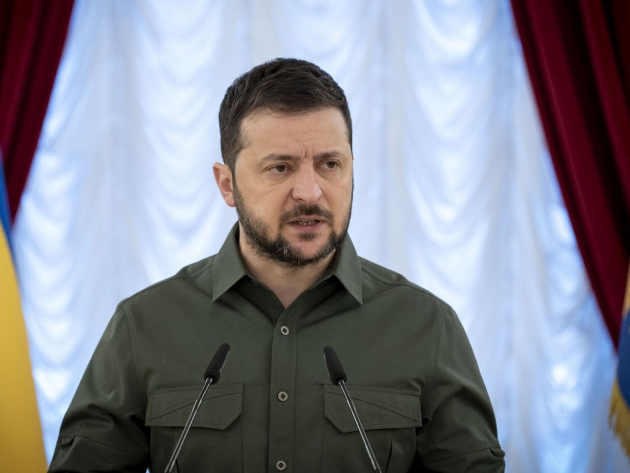Зеленский: В Украину заходят тяжелая техника, артиллерия и ПВО.