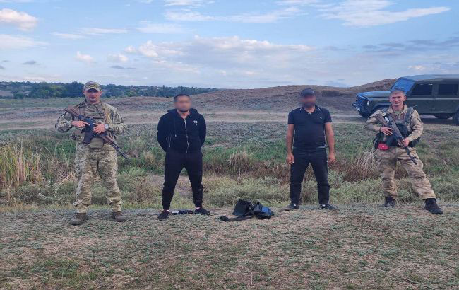 Украинские пограничники поймали двух мужчин, которые бежали в Молдову.