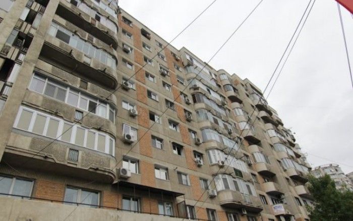 Un copil de trei ani a căzut de la etajul nouă al unui bloc de locuit din Ungheni.