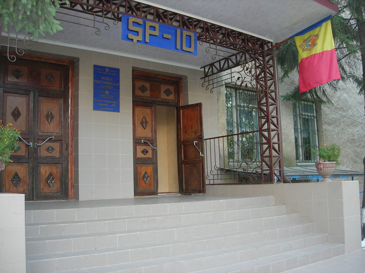 Şcoală Profesională nr.10: Elevii ies afară doar după ore. Reacţii. Foto: diez.md