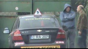 Trei instructori auto şi-au permis să încalce legea fumând la intrarea în curtea unei şcoli.