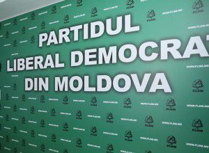 ЛДПМ рассылала SMS с призывом прийти к суду и поддержать Филата.