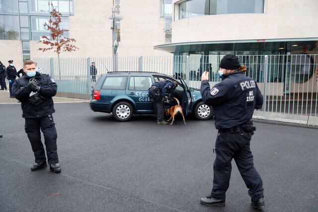 При стрельбе в супермаркете на западе Германии погибли два человека.