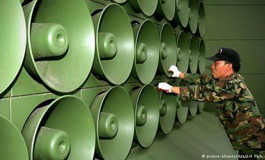 Южнокорейские военные используют громкоговорители на границе с КНДР. 