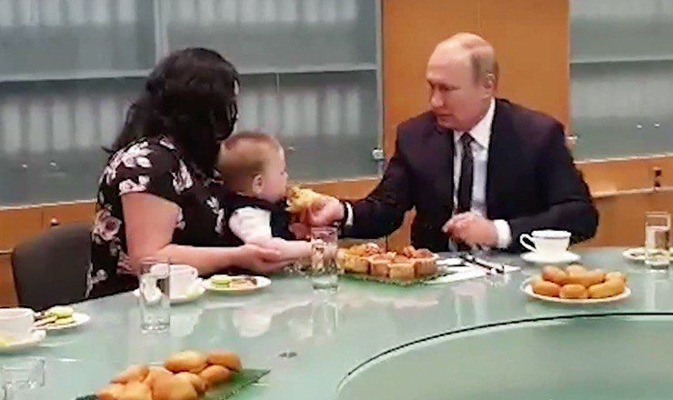Во время чаепития Путин покормил кексом самого младшего члена семьи — полугодовалого мальчика.