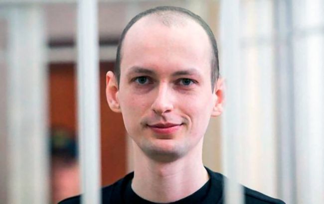 В Белоруссии оппозиционного блогера приговорили к 13 годам колонии.