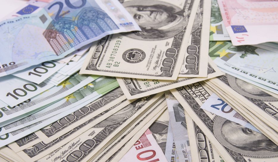 Dolarul s-a devalorizat cu doi bani, până la 19 lei şi 93 de bani.