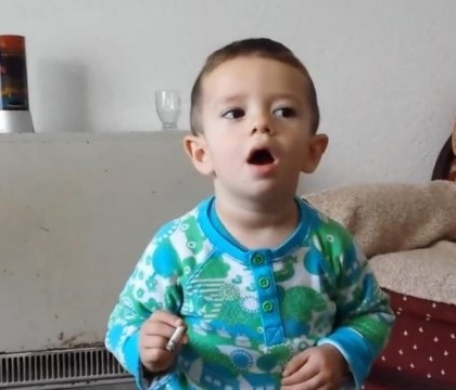 Un video in care un copil care abia a invatat sa mearga este incurajat sa fumeze a declansat revolta, dupa ce s-a raspandit pe internet.