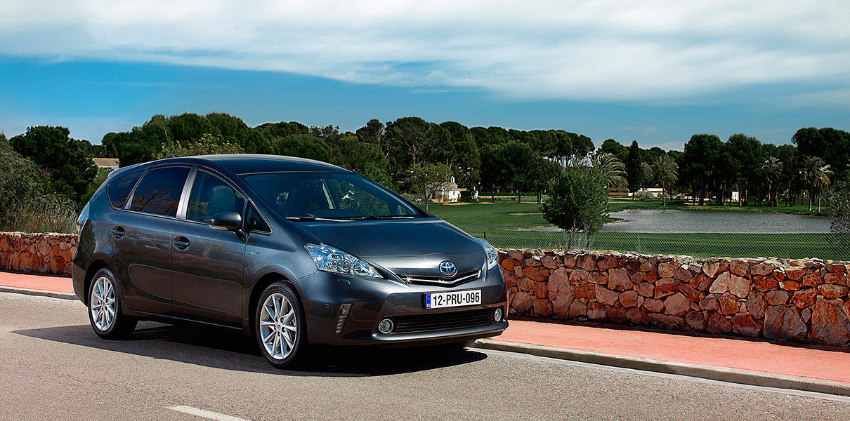 Toyota даст владельцам гибридов бонусы для оплаты электроэнергии.