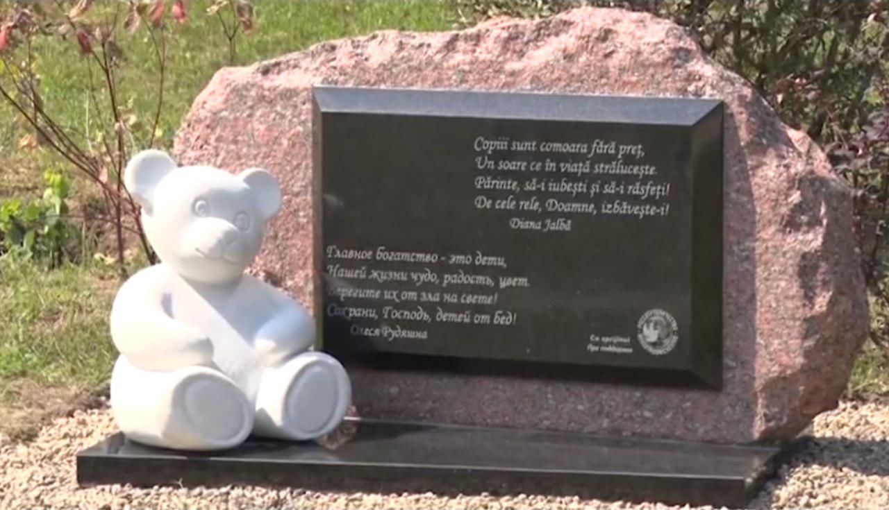 В столице установили памятник детям, погибшим при пожаре в Кемерово.