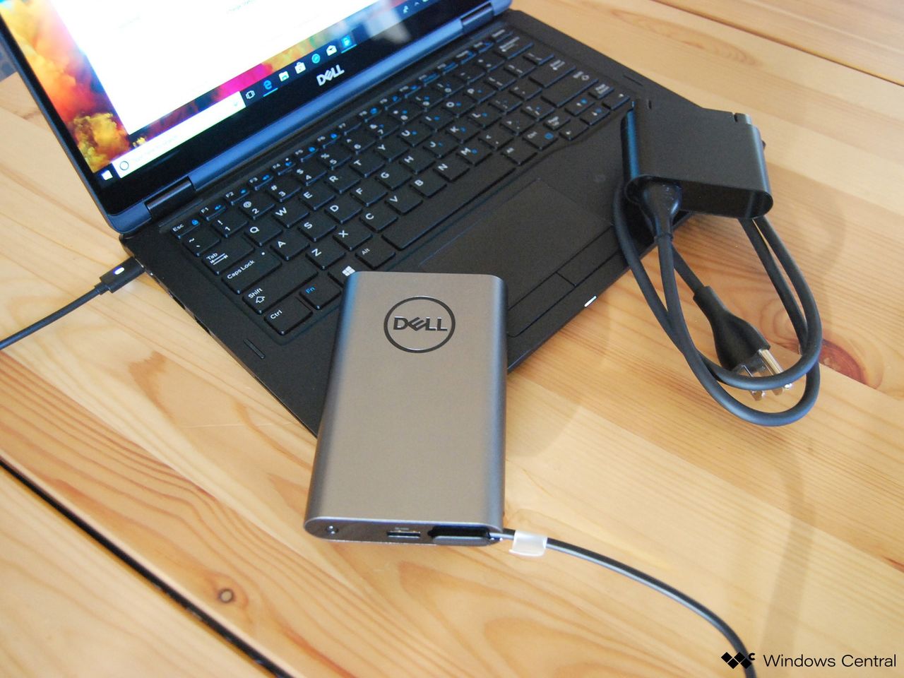 Пару лет назад компания Dell выпустила на рынок внешний аккумулятор емкостью 12800 мАч. 