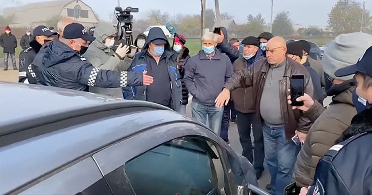 В Варнице ветераны не пропустили авто, подвозящее избирателей во второй раз.