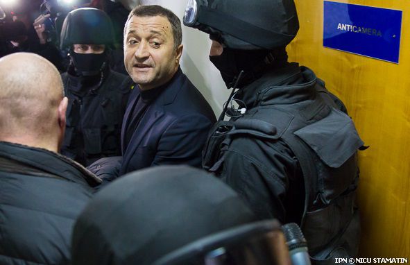Бывшего премьера Владимира Филата люди в масках толкнули.