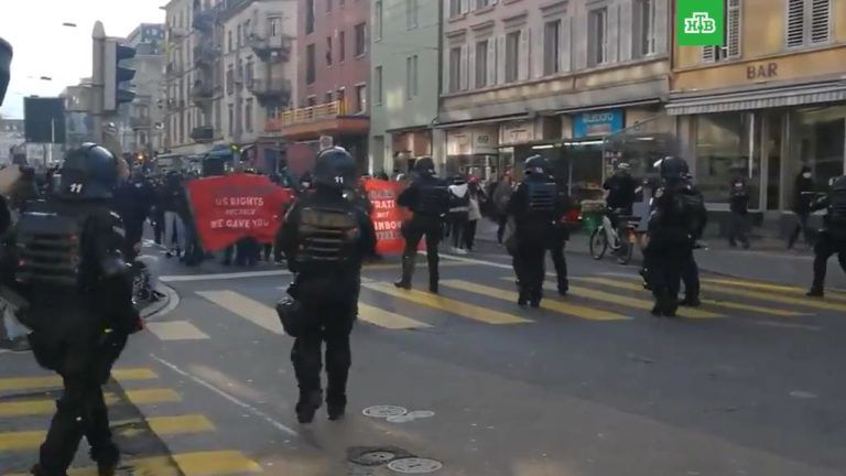 В Цюрихе на незаконной акции феминисток женщина укусила полицейского.