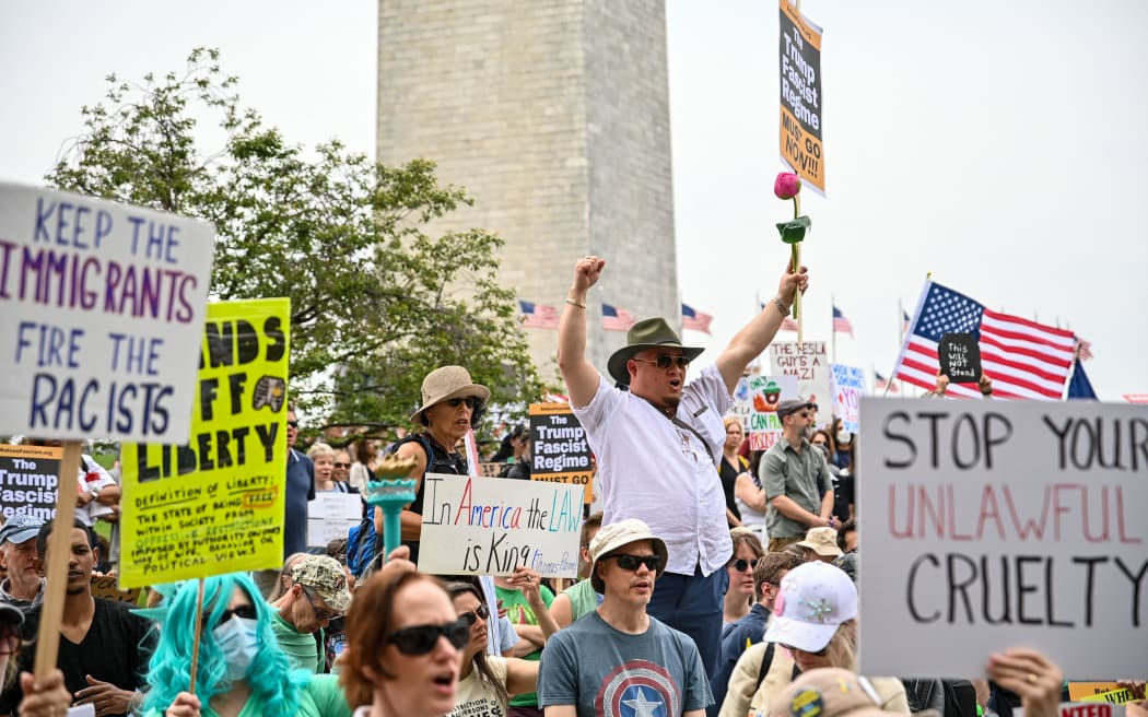 В США прошли протесты против политики Трампа.
