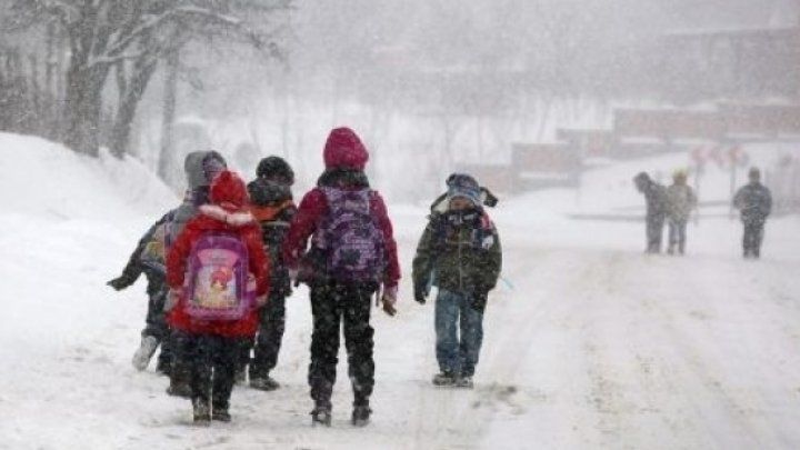 Peste 400 de elevi din trei raioane nu au ajuns la ore.