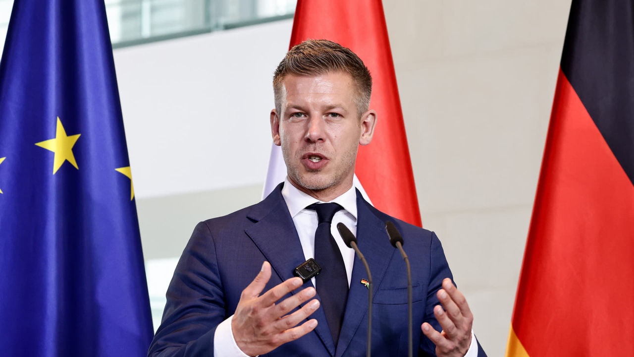 Politico: Венгрия больше не будет блокировать заявку Украины на членство в ЕС.