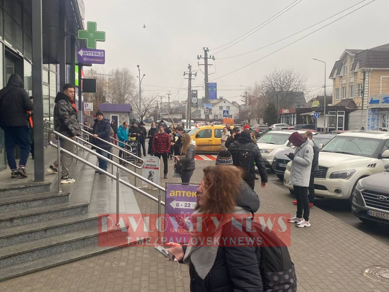 В Одессе образовались очереди на автозаправках и к банкоматам.