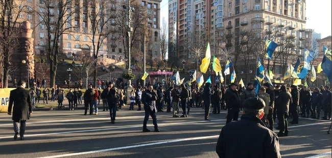 В Киеве митингующие против земельной реформы перекрыли Крещатик.