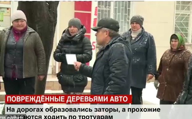 В столице с последствиями непогоды борются 450 рабочих спецслужб.