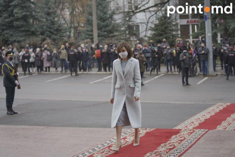 Майя Санду пришла пешком на церемонию своей инаугурации.