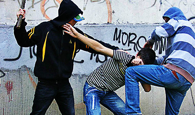 L-au lovit în cap şi i-au furat skatebourd-ul.