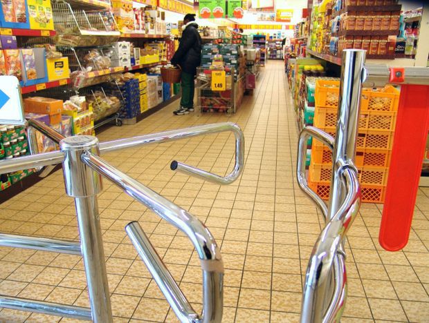 Un bărbat a încercat să se sinucidă într-un hypermarket din București. 