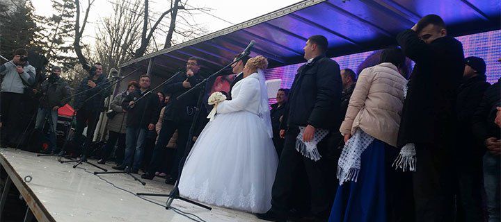 Молодожены присоединились к протесту против криминальной диктатуры.