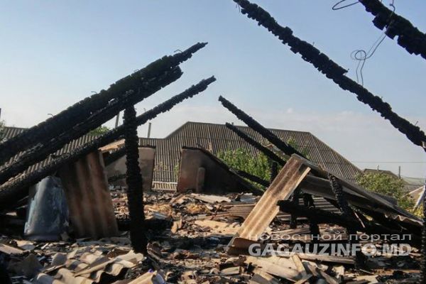 В селе Чишмикиой загорелся частный дом, обошлось без пострадавших.