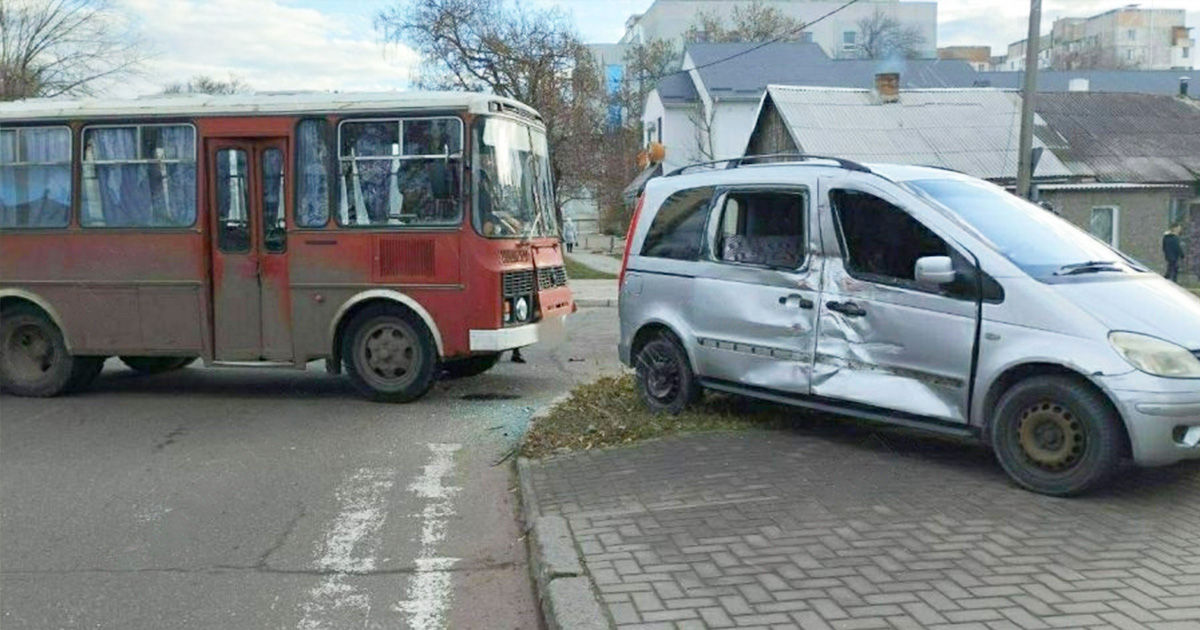 В Тирасполе автобус столкнулся с легковушкой.