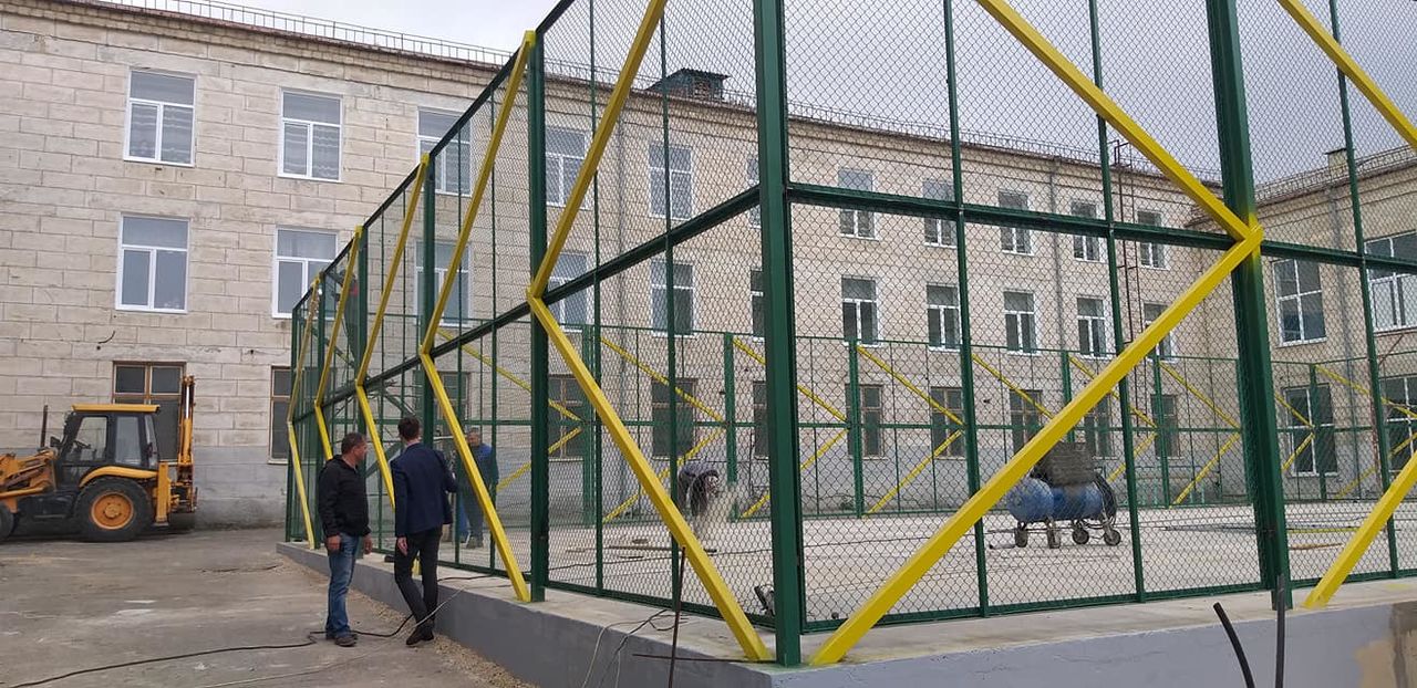 В лицее на Ботанике строят новую спортивную площадку вместо ремонта имеющейся.