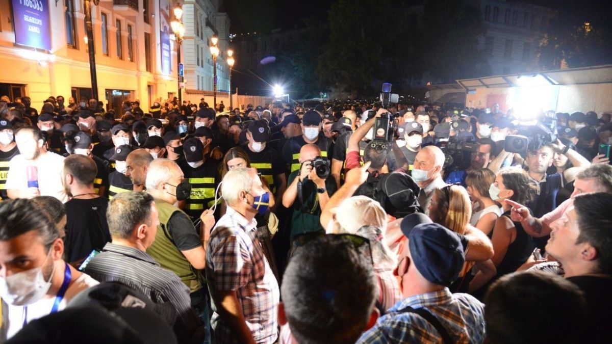 В Тбилиси протестующие закидали офис правящей партии яйцами.