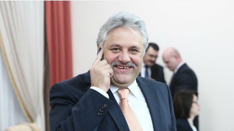 У экс-главы Агентства земельных отношений и кадастра проводят обыски.