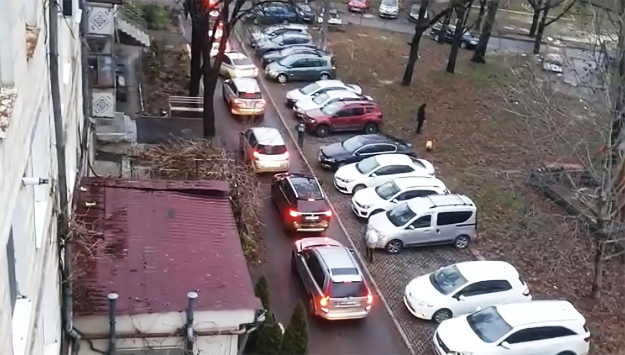 Locuitorii unui bloc din Chișinău sunt nemulțumiți de ambuteiajul mașinilor de sub geamuri.