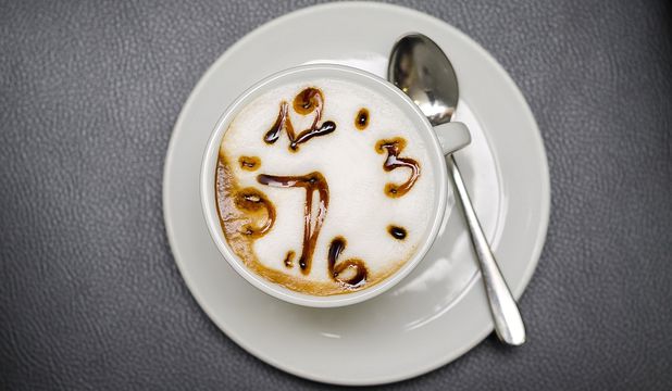Obiceiul de a bea cafea între 8 şi 9 dimineaţa nu te ajută să fii mai alert aşa cum ai crede. 
