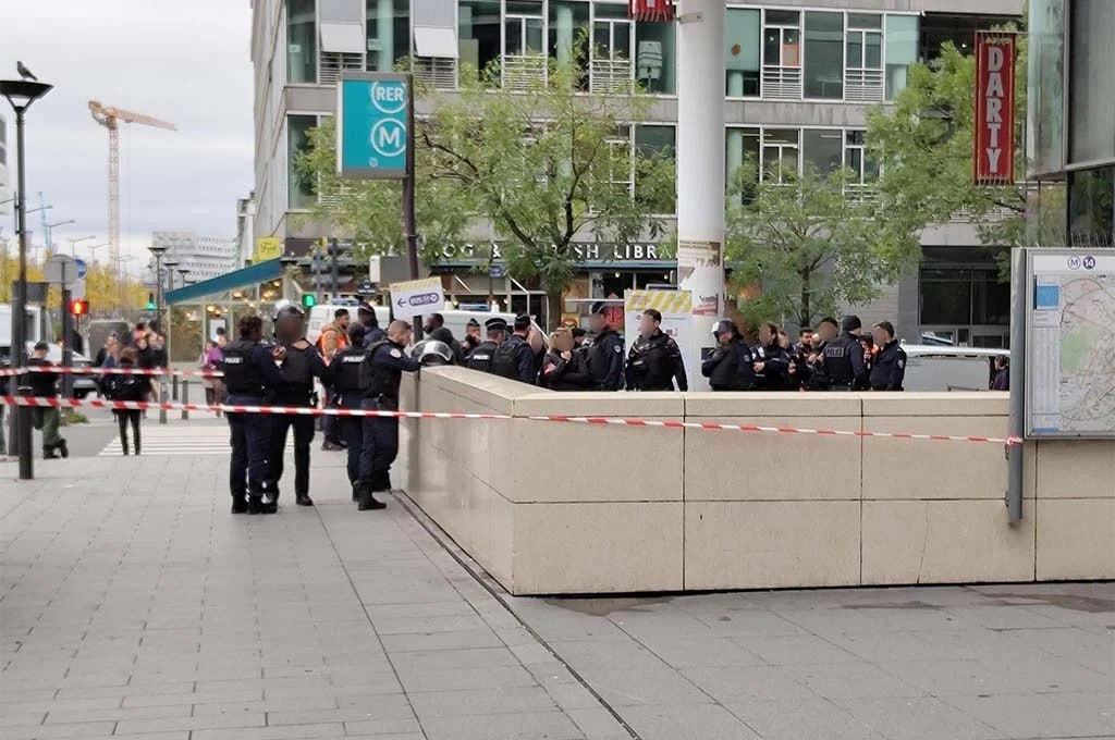 На одной из станций метро в Париже полиция открыла огонь по женщине в хиджабе из-за ее угрожающего поведения.