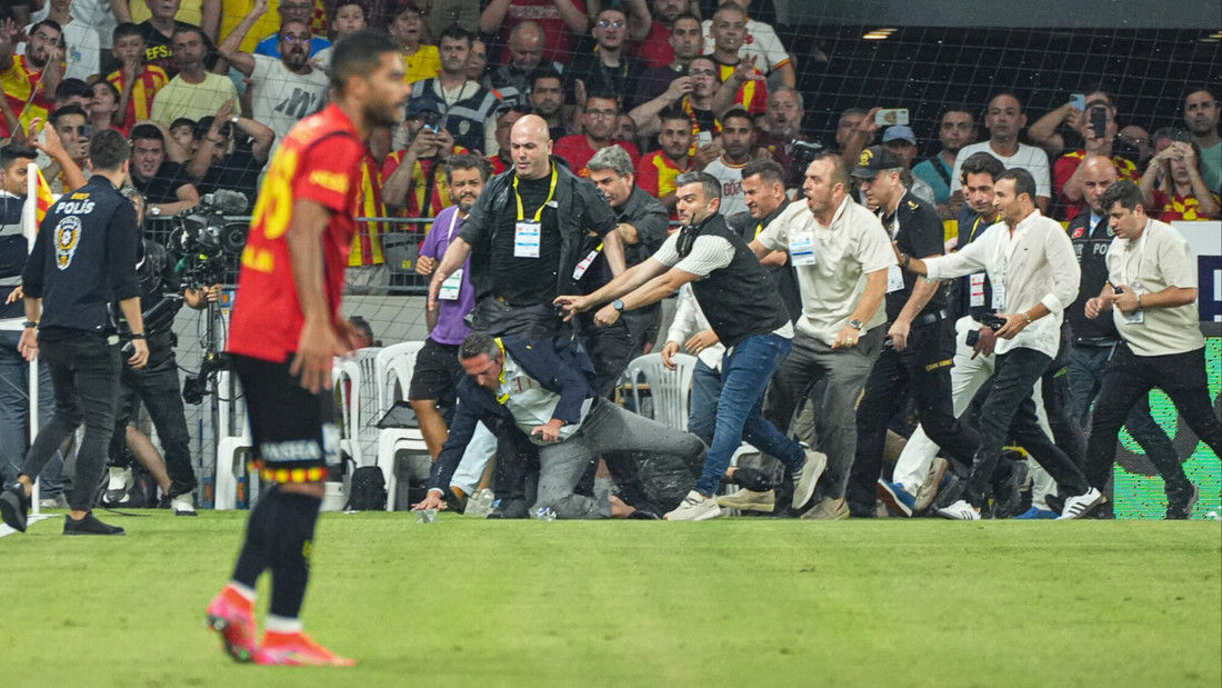 Fanii au aruncat cu sticle în președintele unui club de fotbal din Turcia.