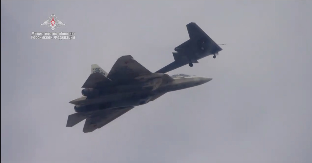 В России показали видео первого совместного полёта "Охотника" с Су-57.