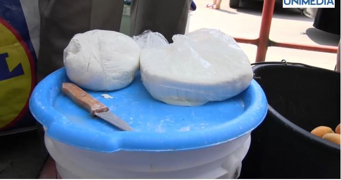 Temperaturile ridicate nu-i împiedică nici pe comercianții care vând produse lactate în stradă.