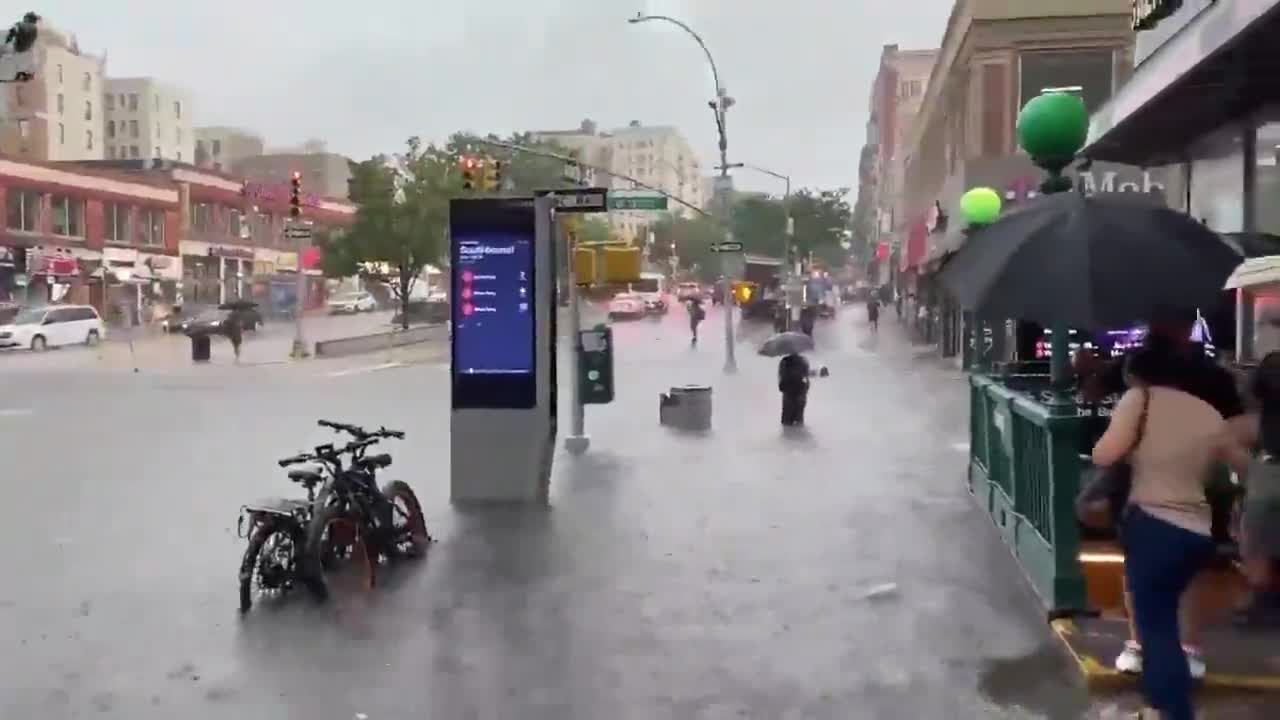 Проливные дожди затопили несколько дорог и станций метро в Нью-Йорке.