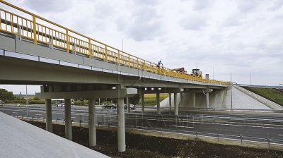 Cea mai mare intersecție cu pod din Republica Moldova a fost deschisă circulației.