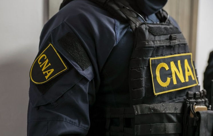 Ofițerii CNA efectuează percheziții la sediul Primăriei Durlești.