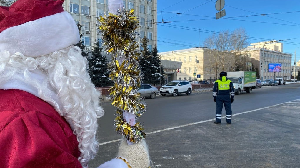Не вступайте в полемику с Дедом Морозом и учите стишки про елочку.
