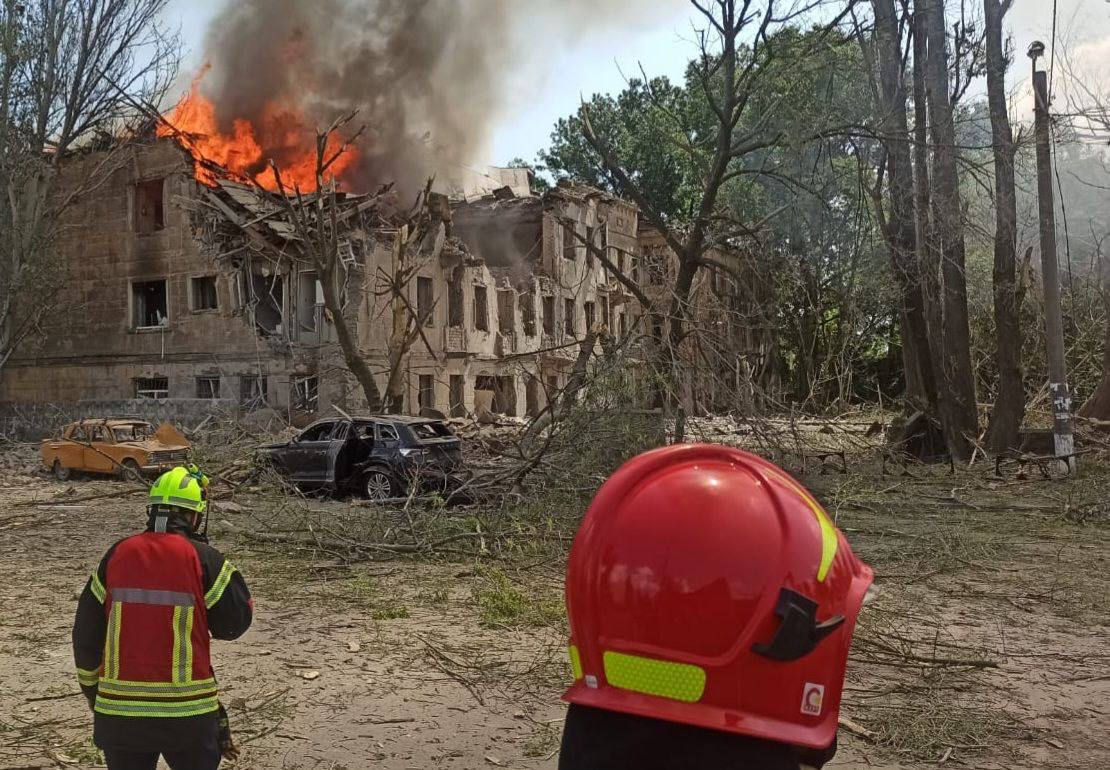 В Днепре ракета попала в здание больницы: 1 человек погиб, 15 ранены.
