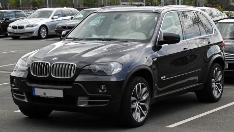 A ascuns 370 de pachete de ţigări în compartimente amenjate într-un BMW X5.