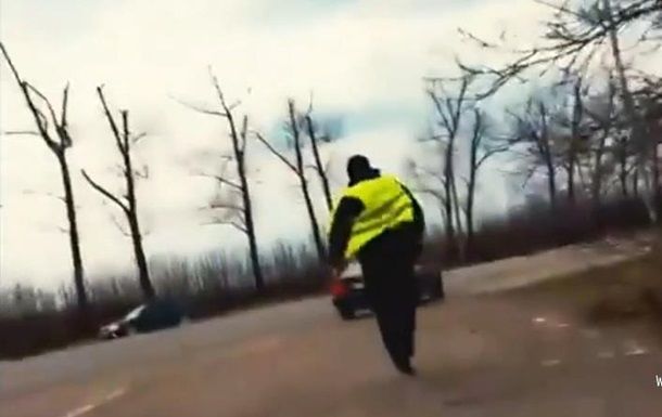 На Буковине полицейский пытался убежать и съесть взятку.