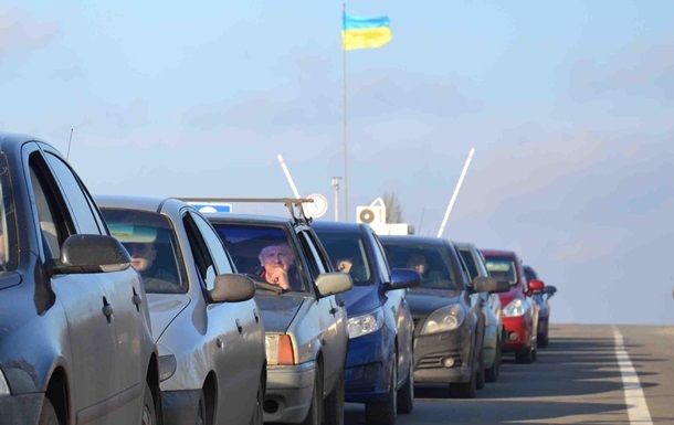 В общем линию разграничения пересекло 27900 человек и более 5300 транспортных средств.