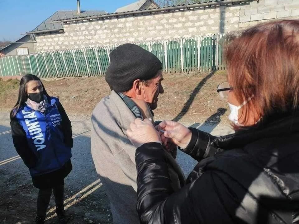 Минздрав: Мы не несём ответственность за вакцинацию мужчины на улице.