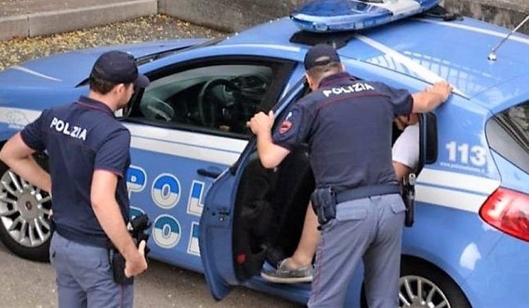 В Италии молдаванин жестоко избил местного жителя и угрожал полицейским.